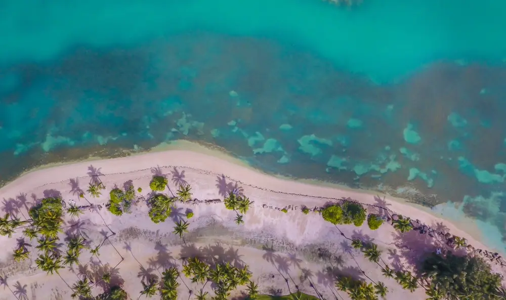 Vista aérea de playa de arena blanca y mar turquesa